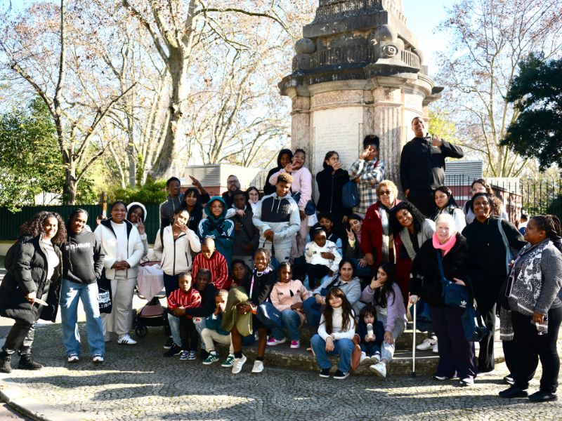Grupo de crianças e jovens da Academia numa visita ao ar livre.