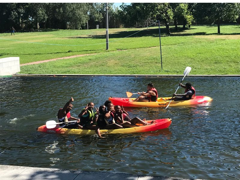 Jovens da Academia a remar em canoa.