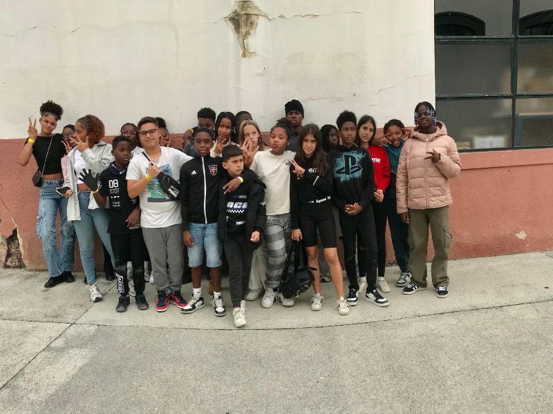 Grupo de crianças e jovens acompanhados pela Academia.