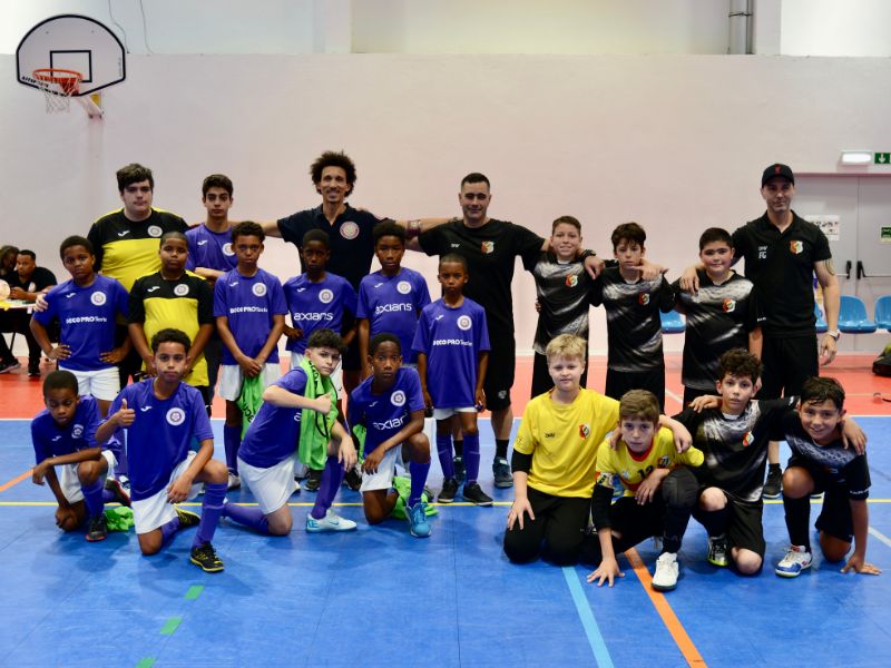 Equipa de futsal da Academia do Johnson no pavilhão.
