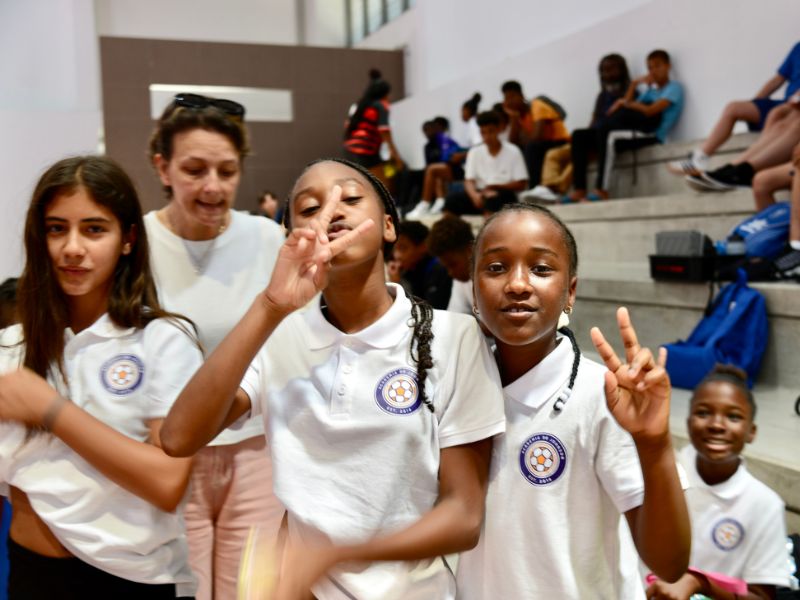 Jovens com a camisola da Academia na bancada de um pavilhão.