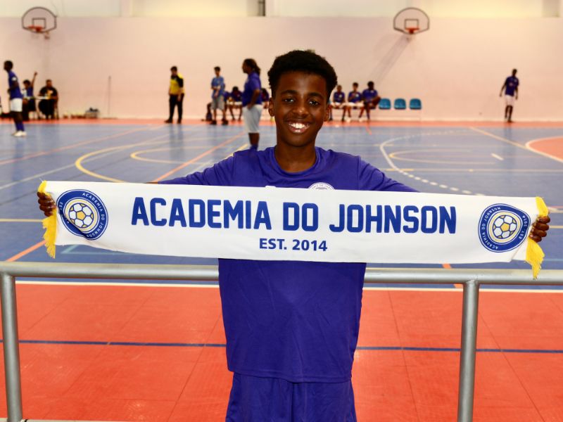 Jovem da Academia com a bandeira da Academia do Johnson, fundada em 2014.