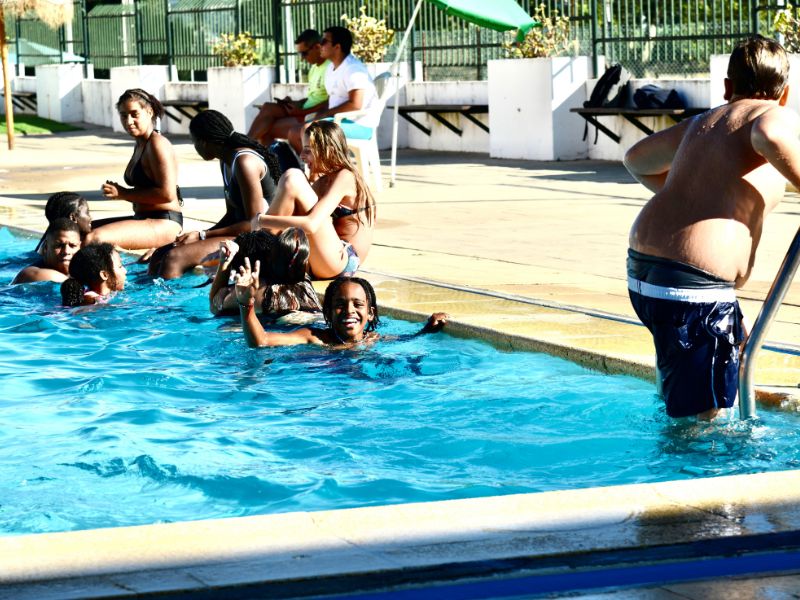 Atividade de verão na piscina com jovens da Academia.