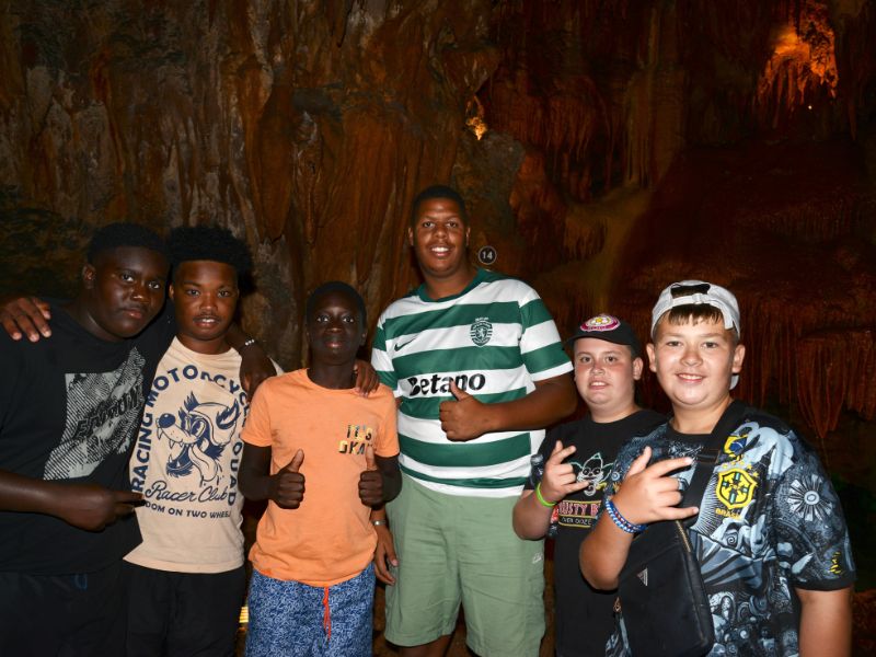 Jovens da Academia em visita a uma gruta.