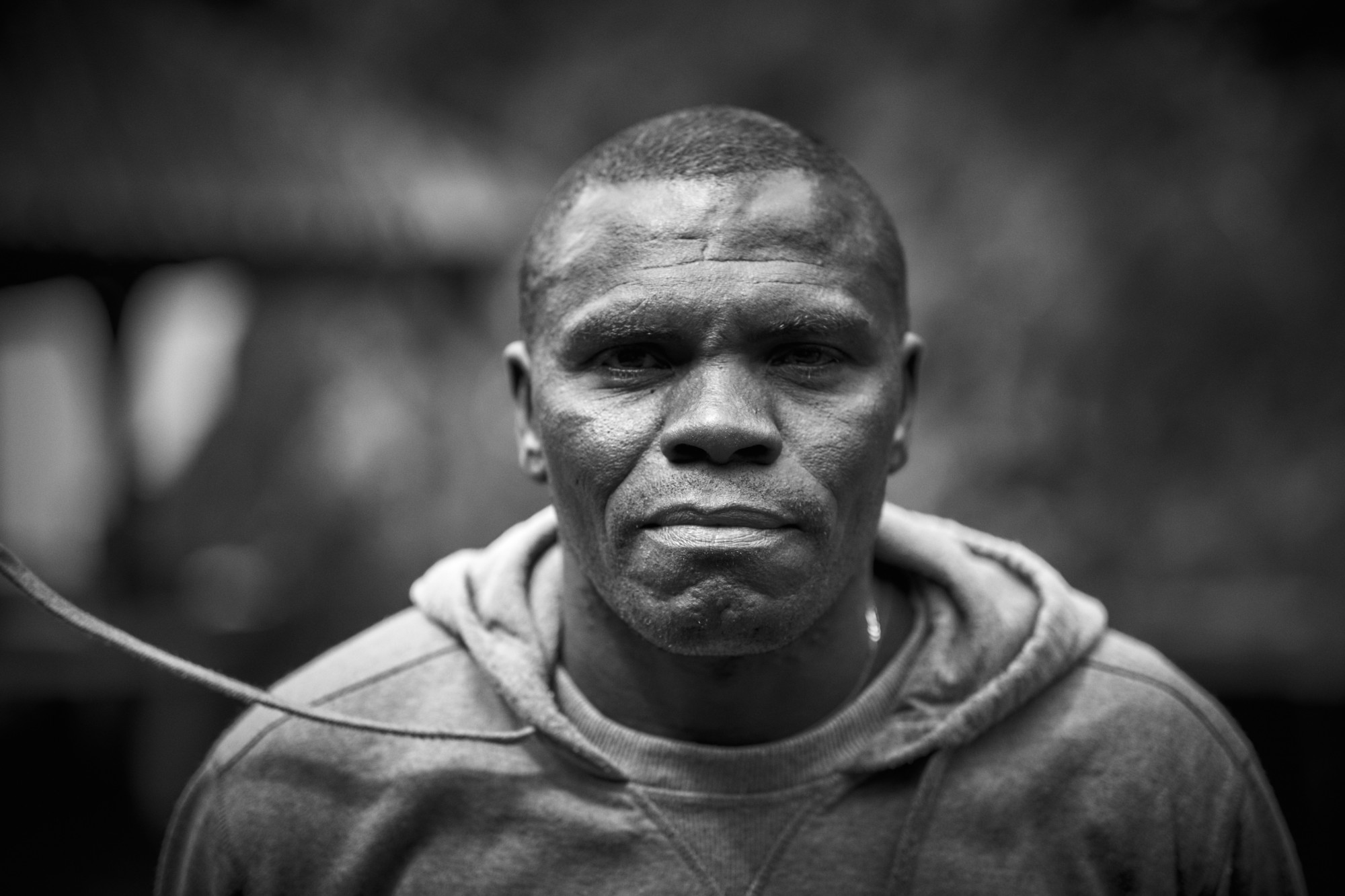 Retrato de Johnson Semedo, a preto e branco.